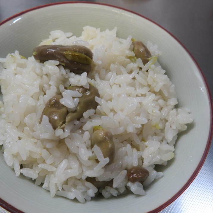 ワタごと炊き込む空豆ご飯